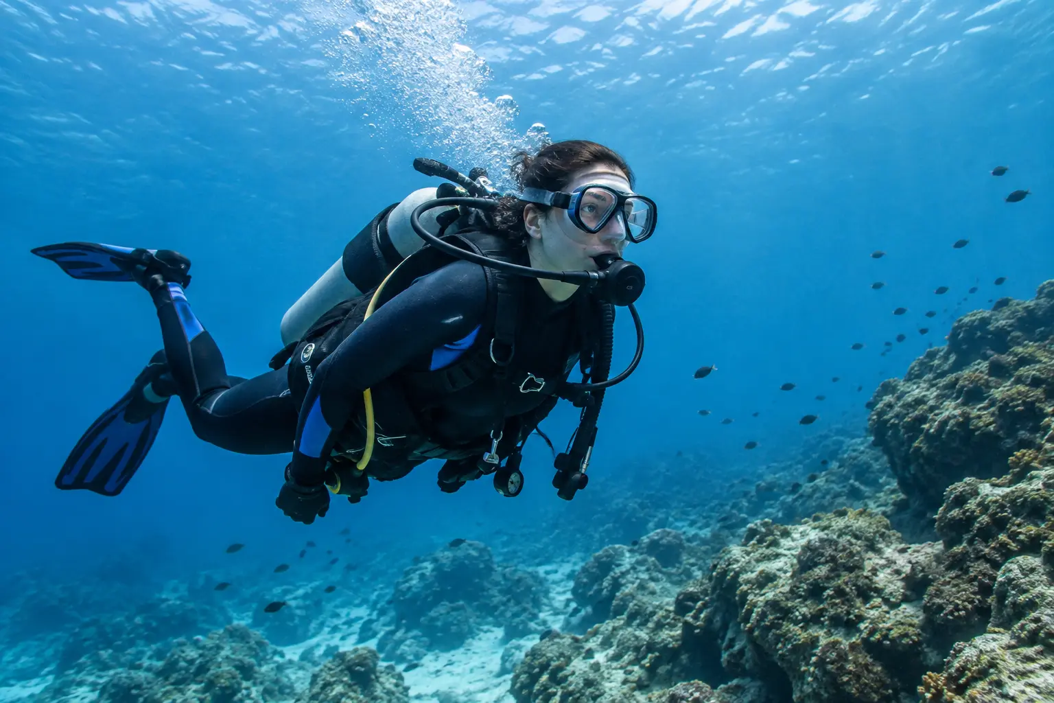 Persona practicando submarinismo bajo el agua